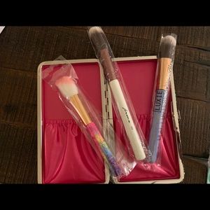 Brushes and Brush Holder by IT Cosmetics